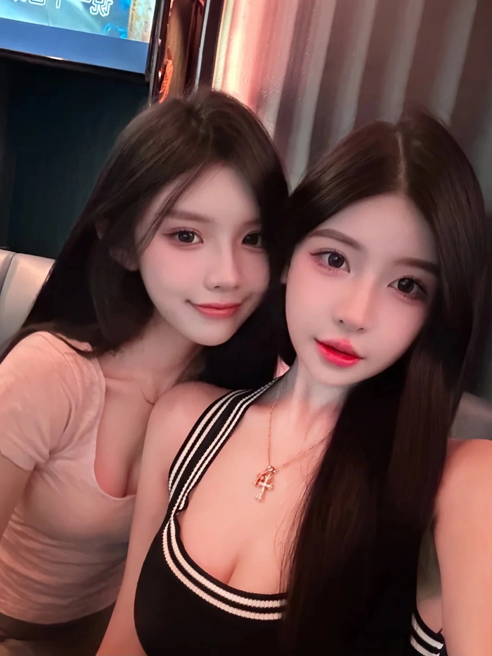 Gái xinh đồng tính chụp ảnh đôi