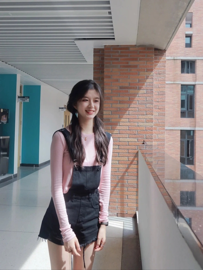 Gái xinh học sinh cấp 3 tóc xoăn