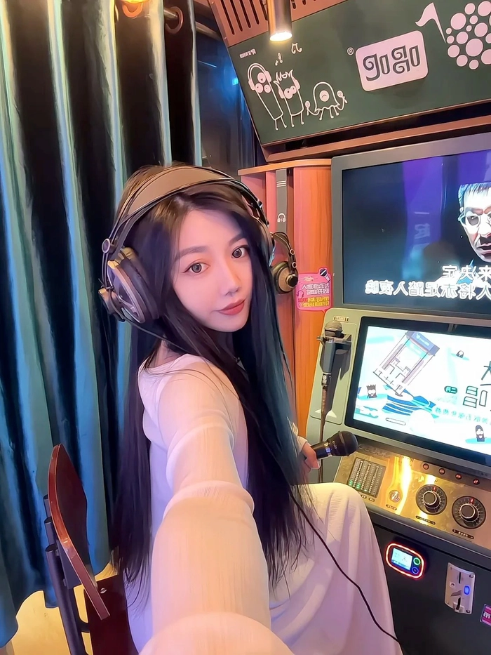 Gái xinh karaoke hát live