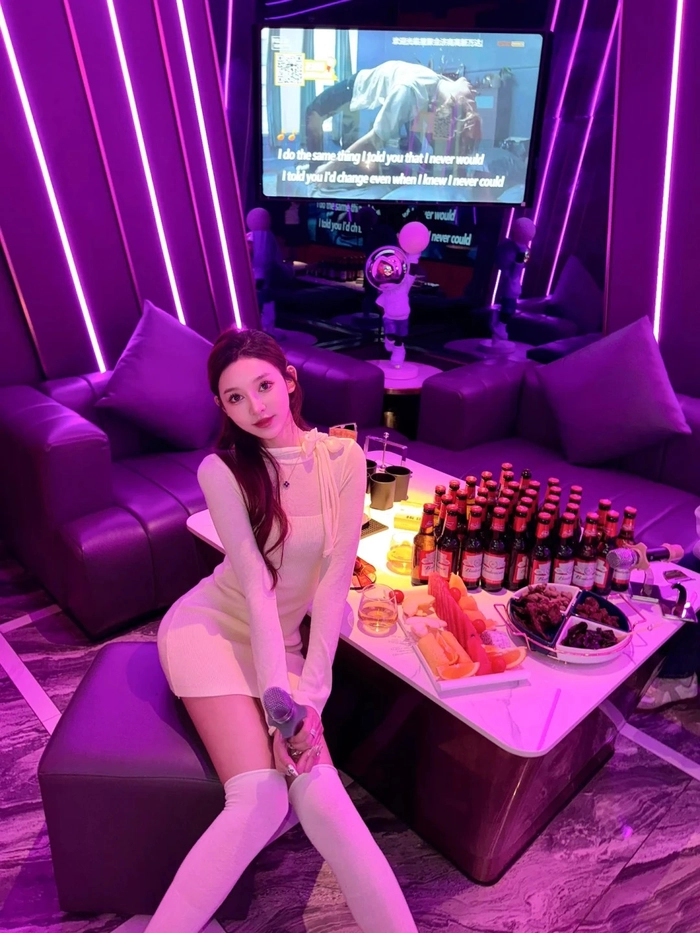 Gái xinh karaoke quyến rũ