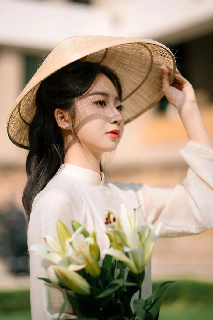 Gái xinh mặc áo dài siêu mỏng