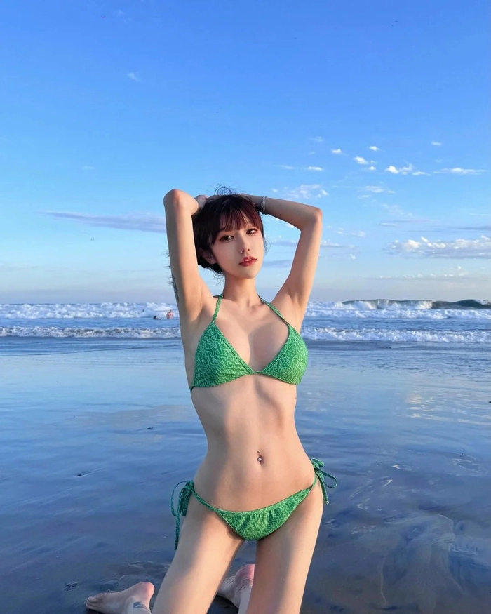 Gái xinh mặc bikini đi bơi gợi cảm mê ly