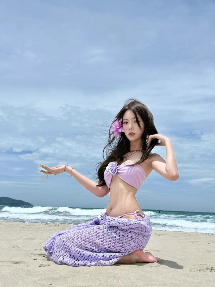 Gái xinh mặc bikini đi bơi gợi cảm