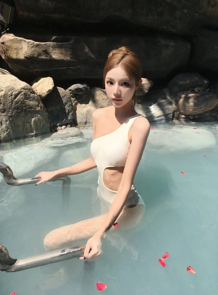Gái xinh mặc bikini màu trắng