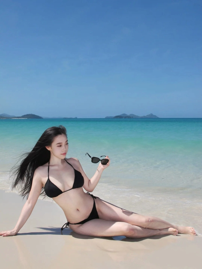 Gái xinh mặc bikini trên bãi biển trắng