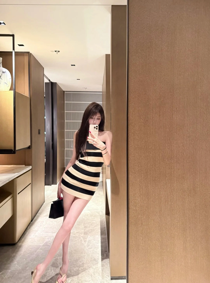 Gái xinh mặc đầm body ôm sát