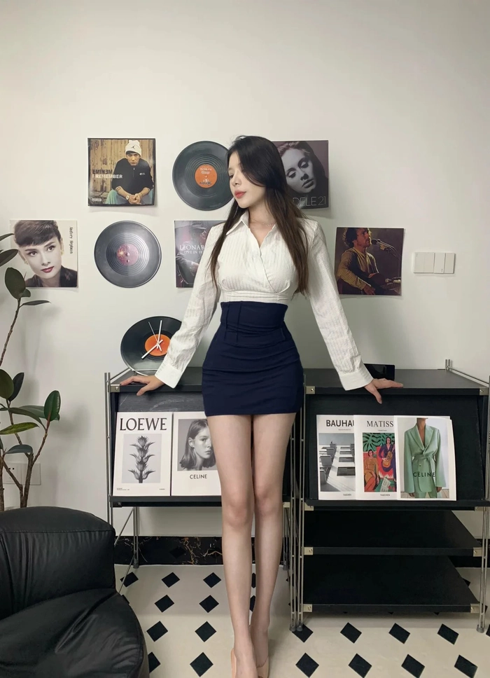Gái xinh mặc đồ bộ ôm sát