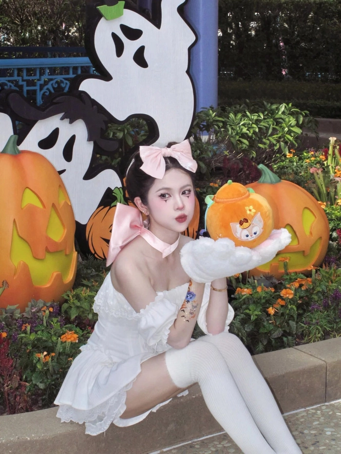 Gái xinh mặc đồ mèo ôm thú bông