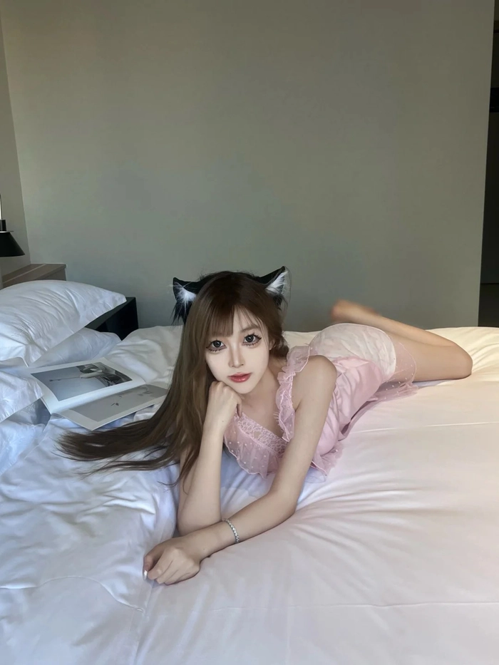 Gái xinh mặc đồ ngủ hở lưng