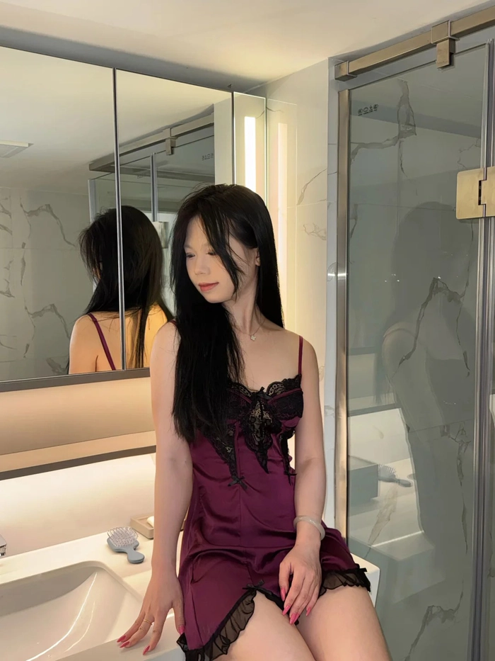 Gái xinh mặc đồ ngủ ren đen