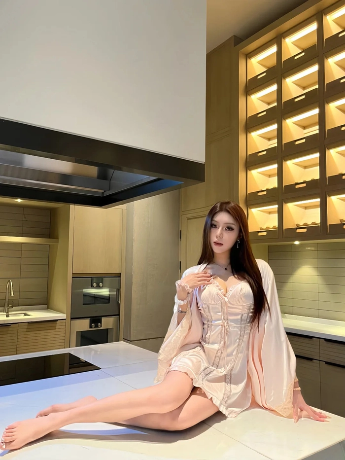 Gái xinh mặc đồ ngủ sang trọng