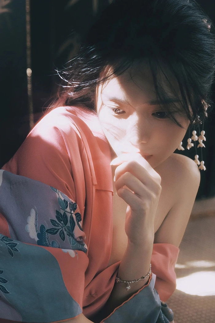 Gái xinh mặc kimono buông lơi