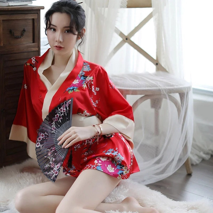 Gái xinh mặc kimono lụa mỏng