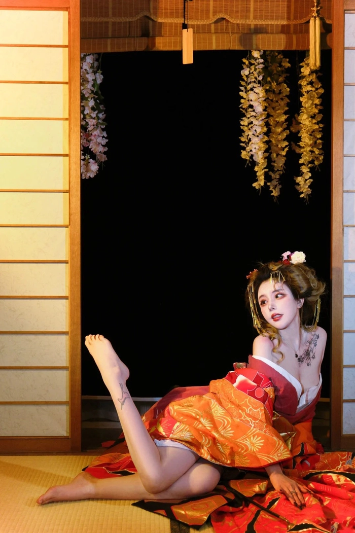 Gái xinh mặc kimono mỏng khoe đường cong