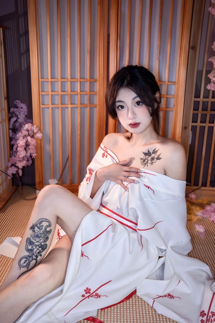 Gái xinh mặc kimono mỏng nhẹ