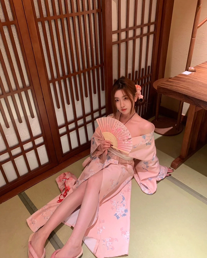 Gái xinh mặc kimono tạo dáng nằm sexy