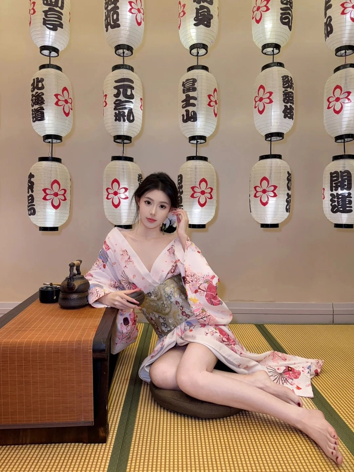 Gái xinh mặc kimono tạo dáng quyến rũ