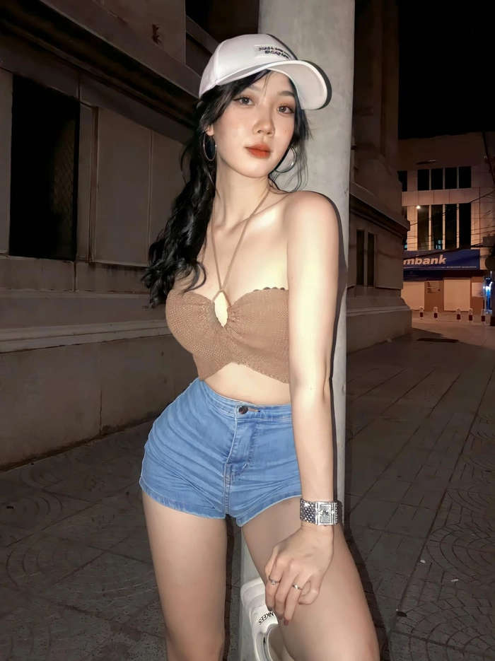 Gái xinh mặc quần jean ngắn khoe eo