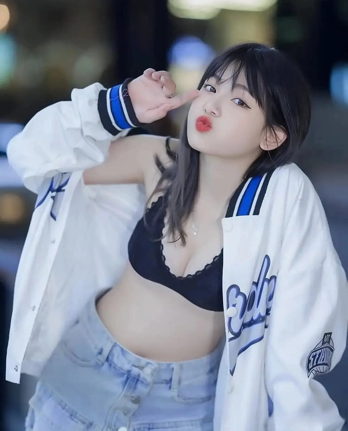 Gái xinh mặc quần jean ngắn