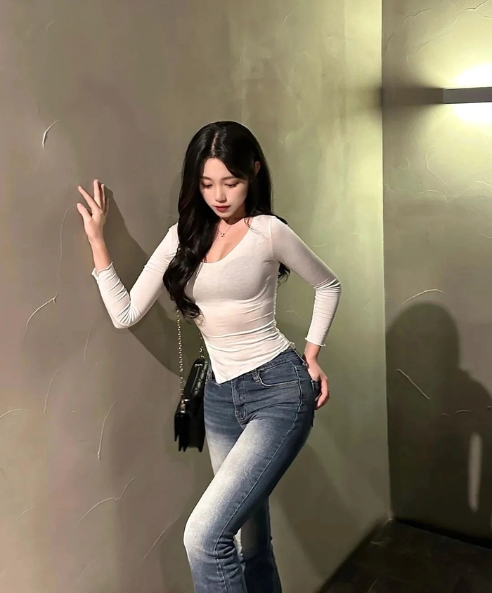 Gái xinh mặc quần jean ôm