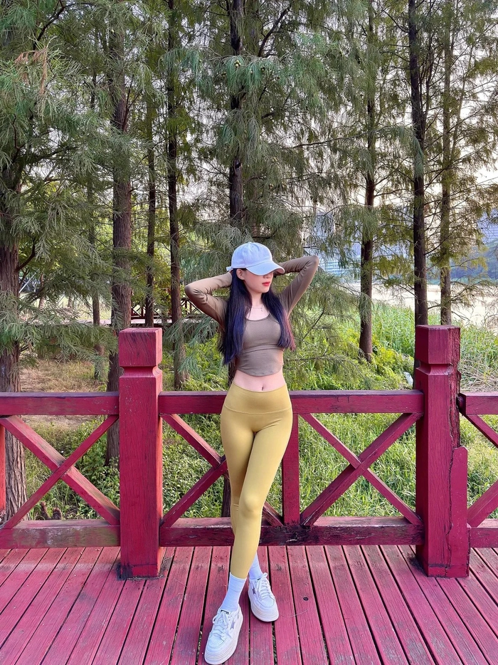 Gái xinh mặc quần leggings sexy