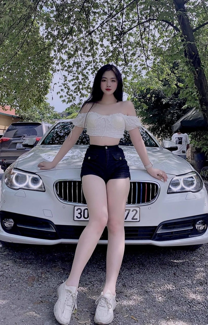Gái xinh mặc quần ngắn màu đen