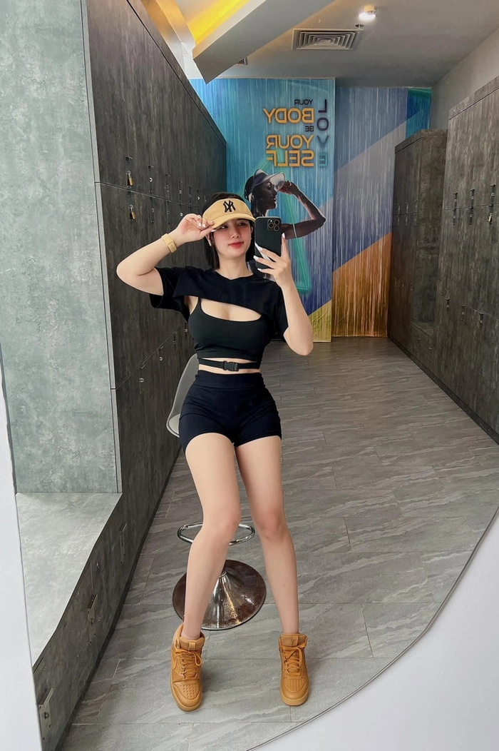 Gái xinh mặc quần ngắn tập gym
