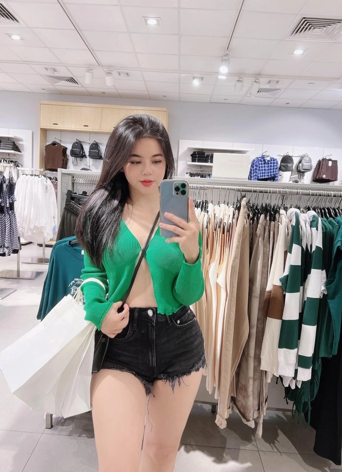 Gái xinh mặc quần short ngắn gợi cảm