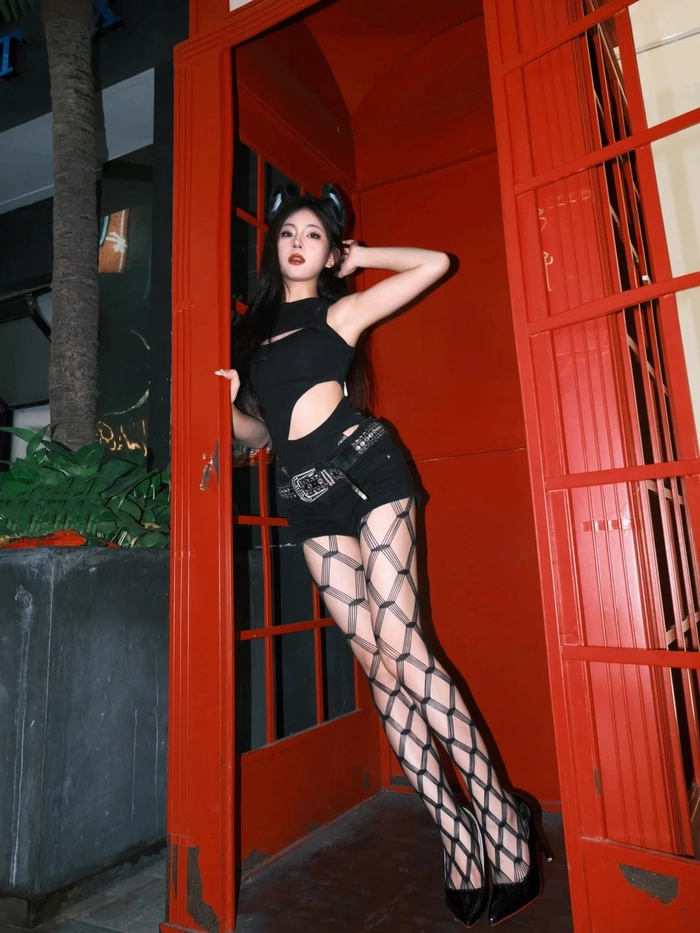 Gái xinh mặc quần tất show body cực ngon