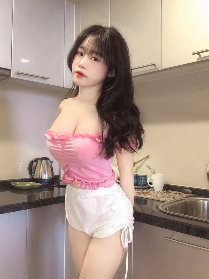 Gái xinh mặc quần thể thao ngắn