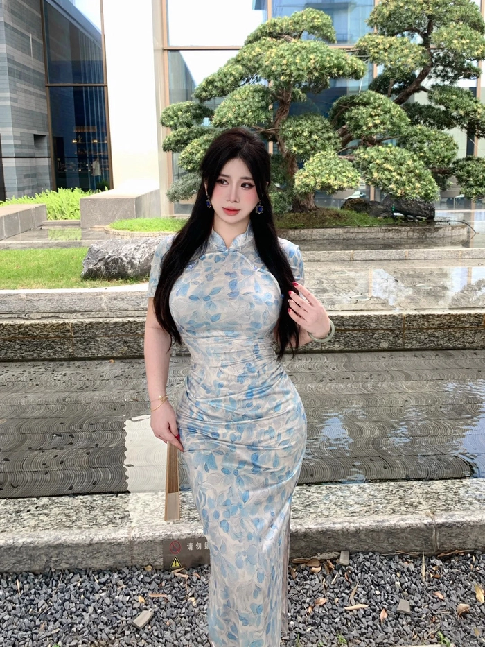 Gái xinh mặc sườn xám body bốc lửa