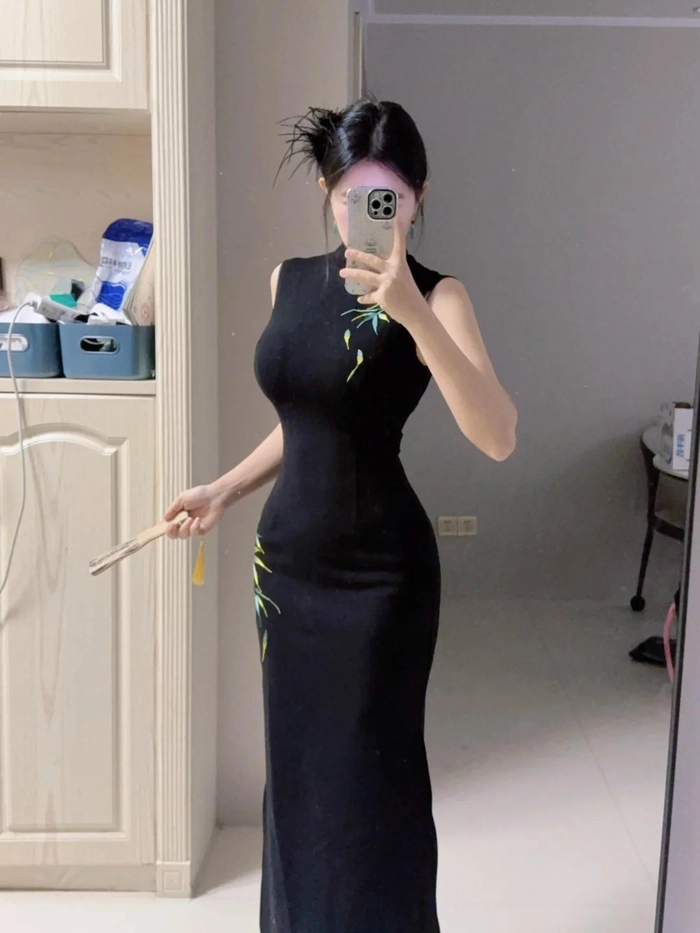 Gái xinh mặc sườn xám body chuẩn