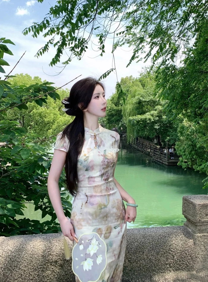 Gái xinh mặc sườn xám dáng nuột
