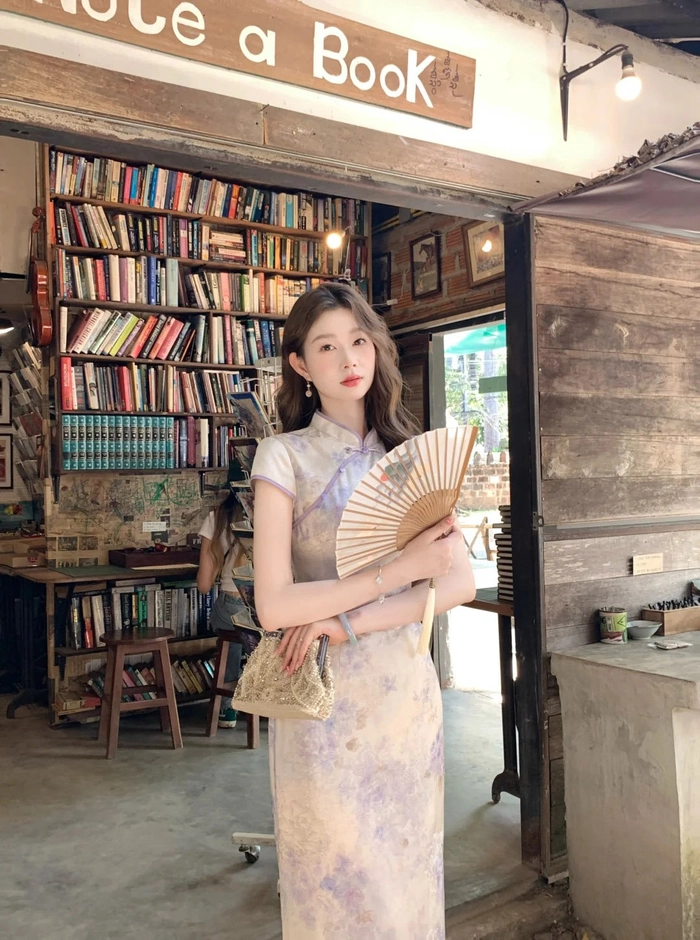 Gái xinh mặc sườn xám dịu dàng
