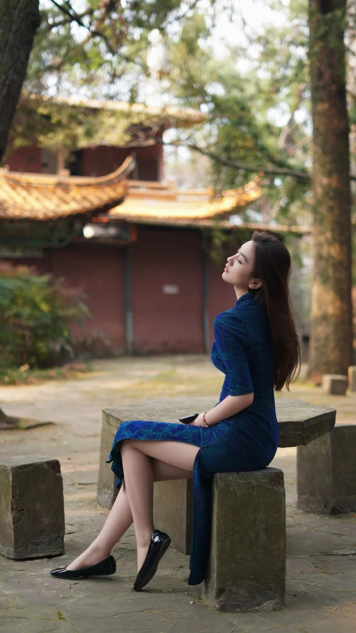 Gái xinh mặc sườn xám khoe chân dài