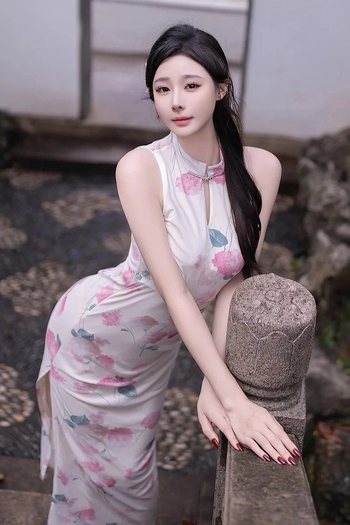 Gái xinh mặc sườn xám ở studio