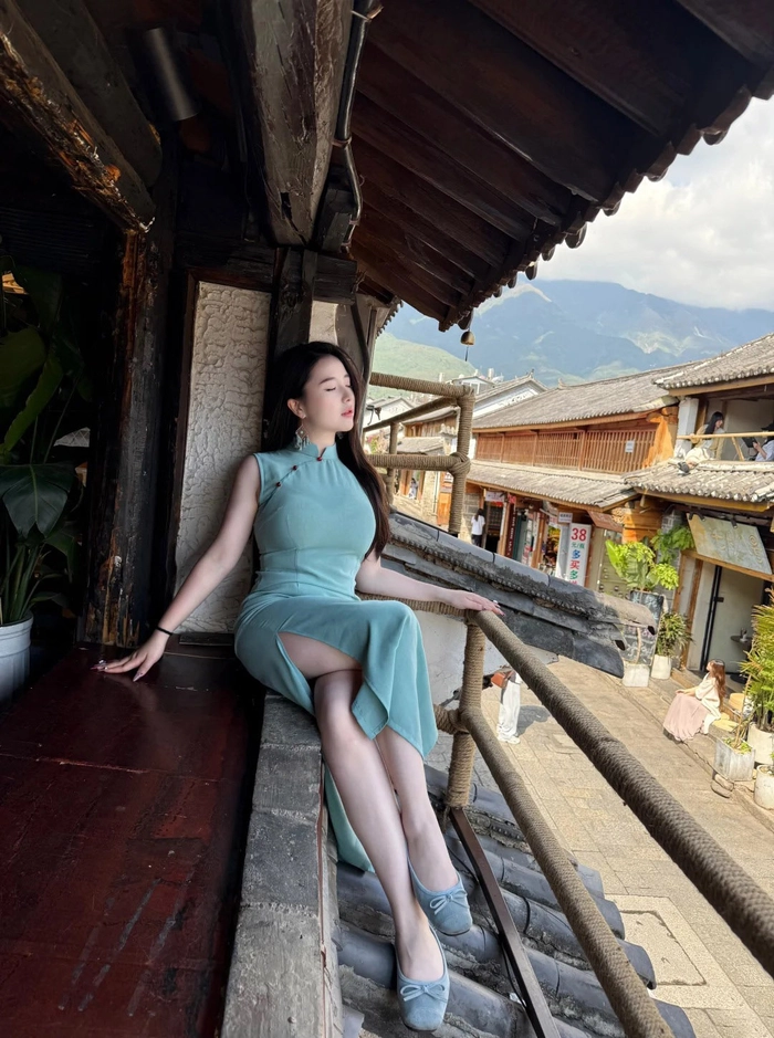 Gái xinh mặc sườn xám tạo dáng gợi cảm