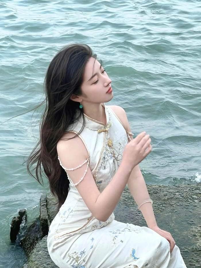 Gái xinh mặc sườn xám vai trần