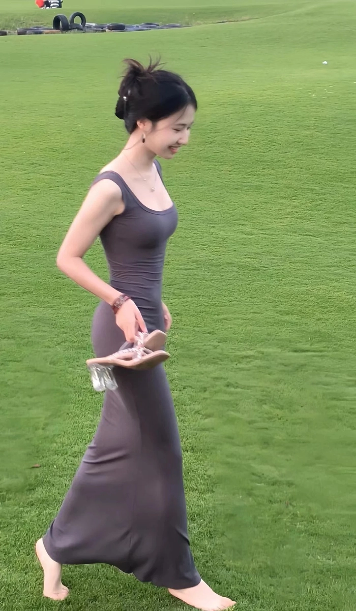 Gái xinh mặc váy body sexy