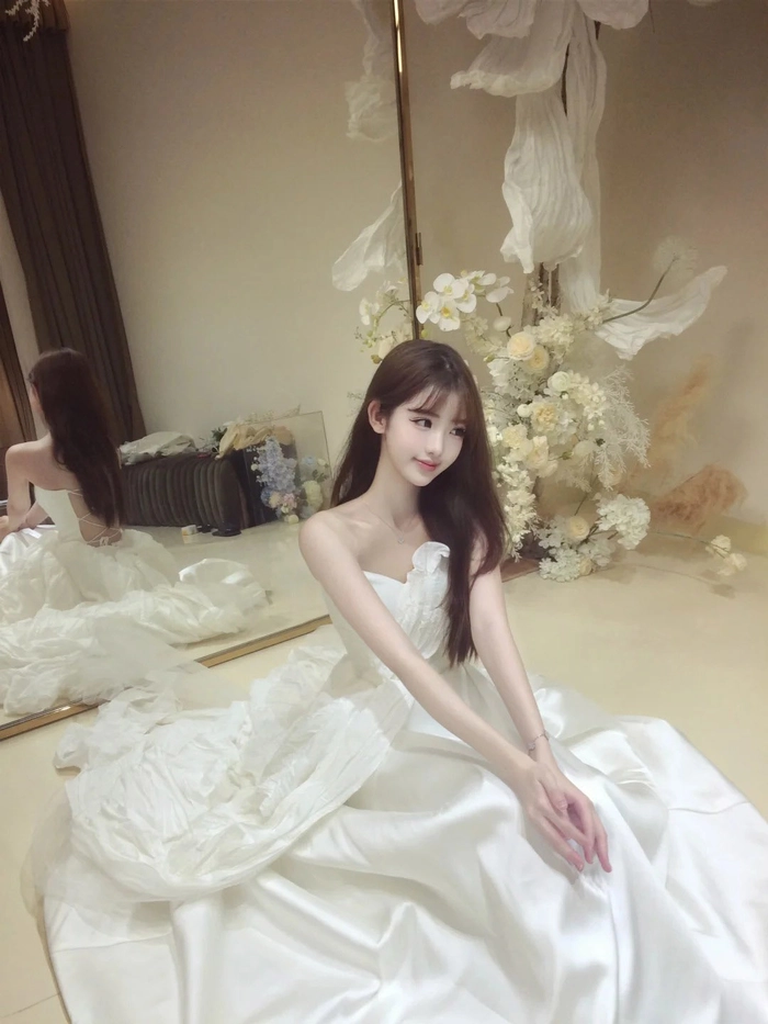 Gái xinh mặc váy cưới lộng lẫy