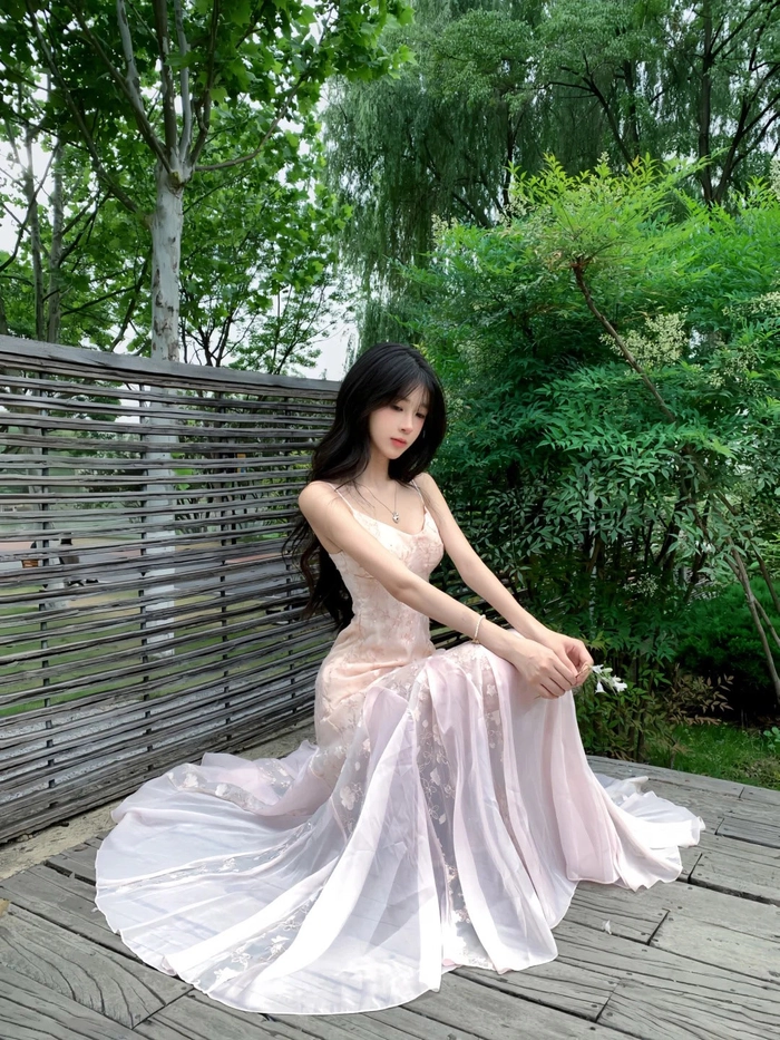 Gái xinh mặc váy dài thướt tha