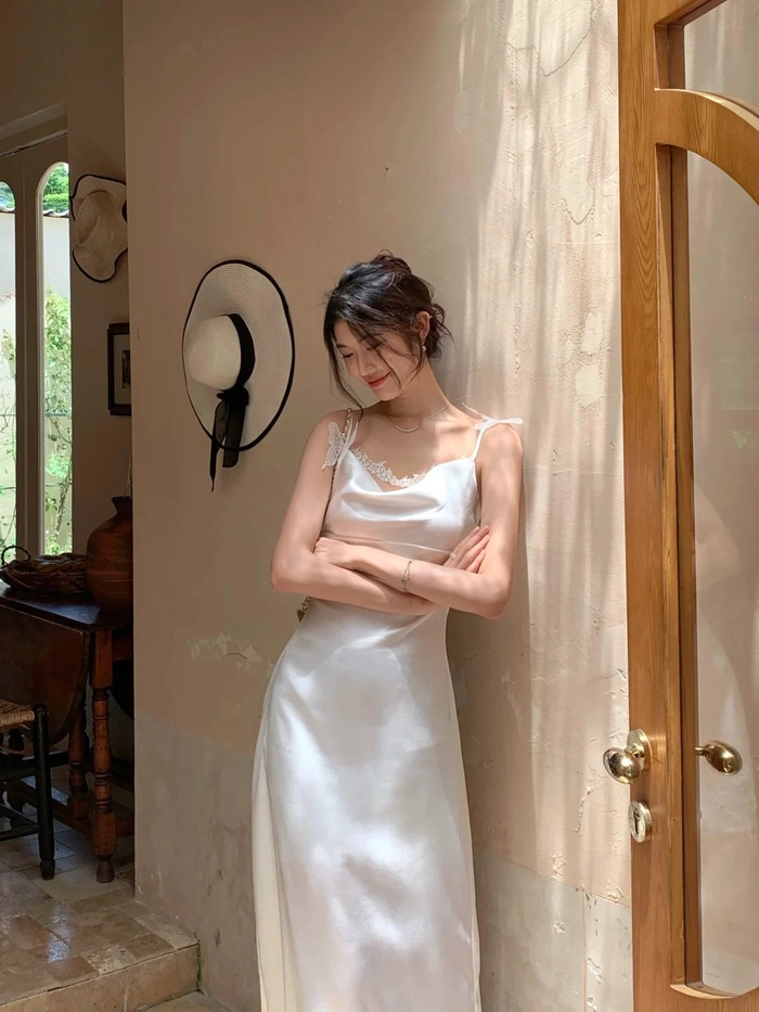 Gái xinh mặc váy lụa ren mỏng