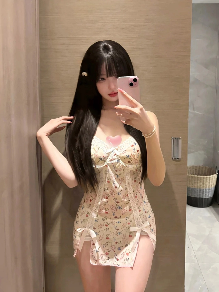 Gái xinh mặc váy ngủ quyến rũ