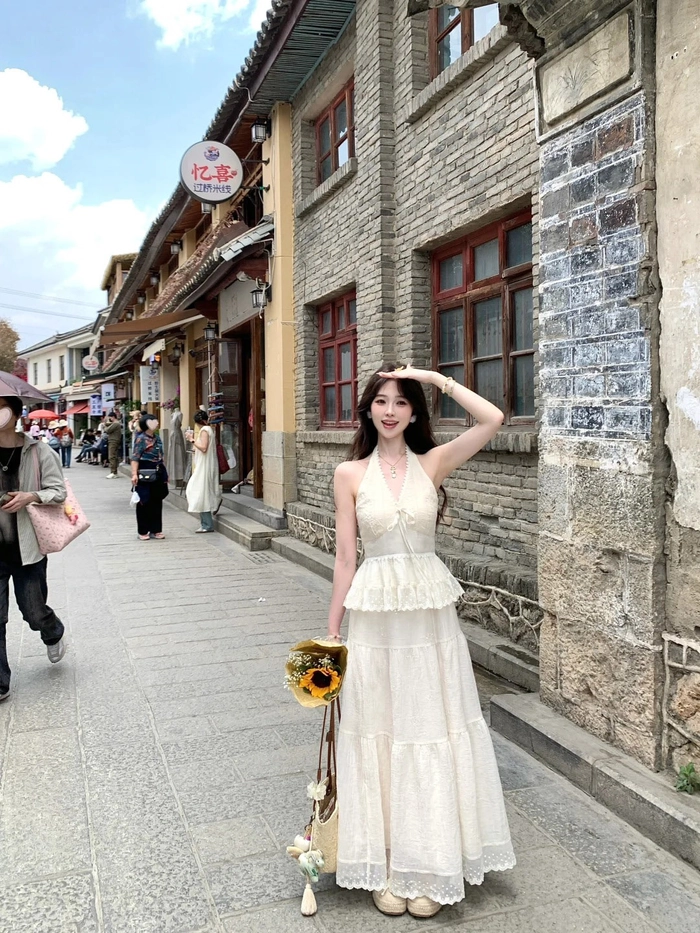 Gái xinh mặc váy trắng nhẹ nhàng
