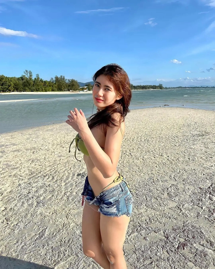 Gái xinh nhảy tiktok mặc quần ngắn