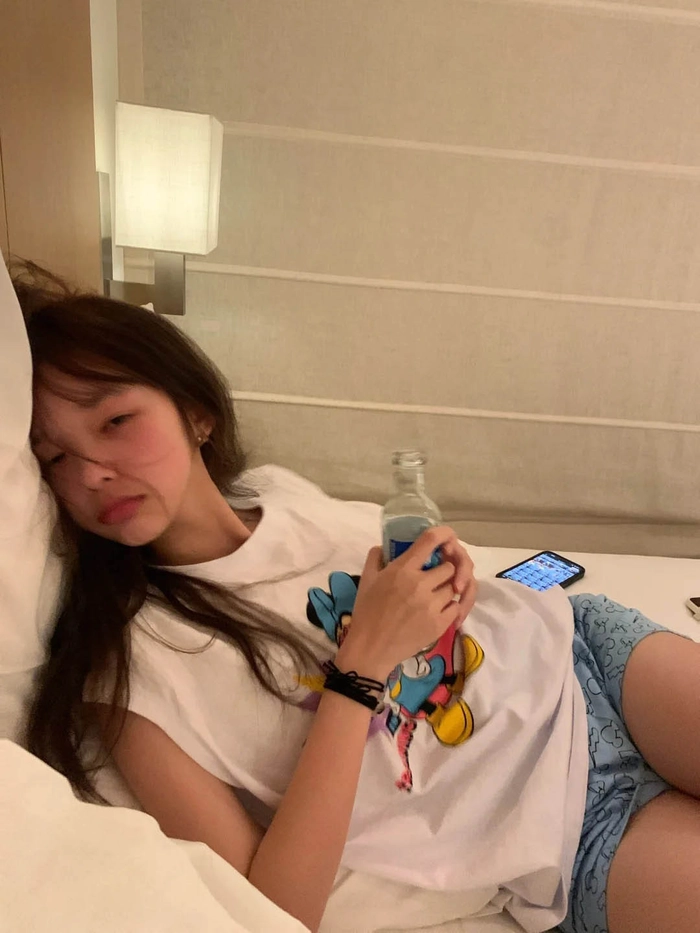 Gái xinh say rượu ngủ gật