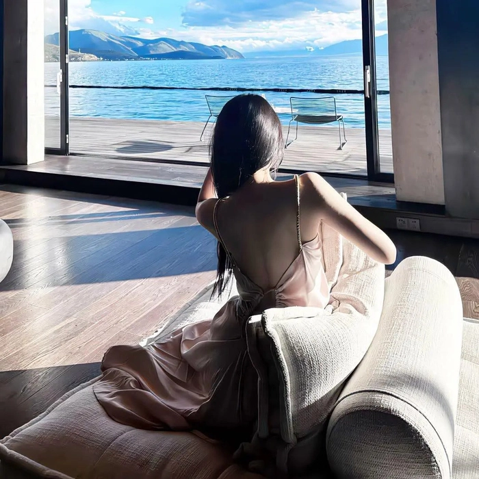 Gái xinh slay mặc đồ bó khoe lưng trần