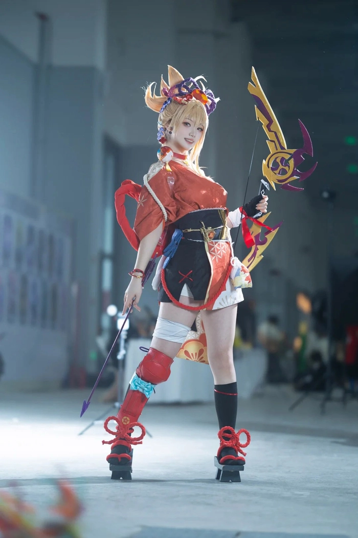 Gái xinh tạo dáng cosplay Genshin tại sự kiện