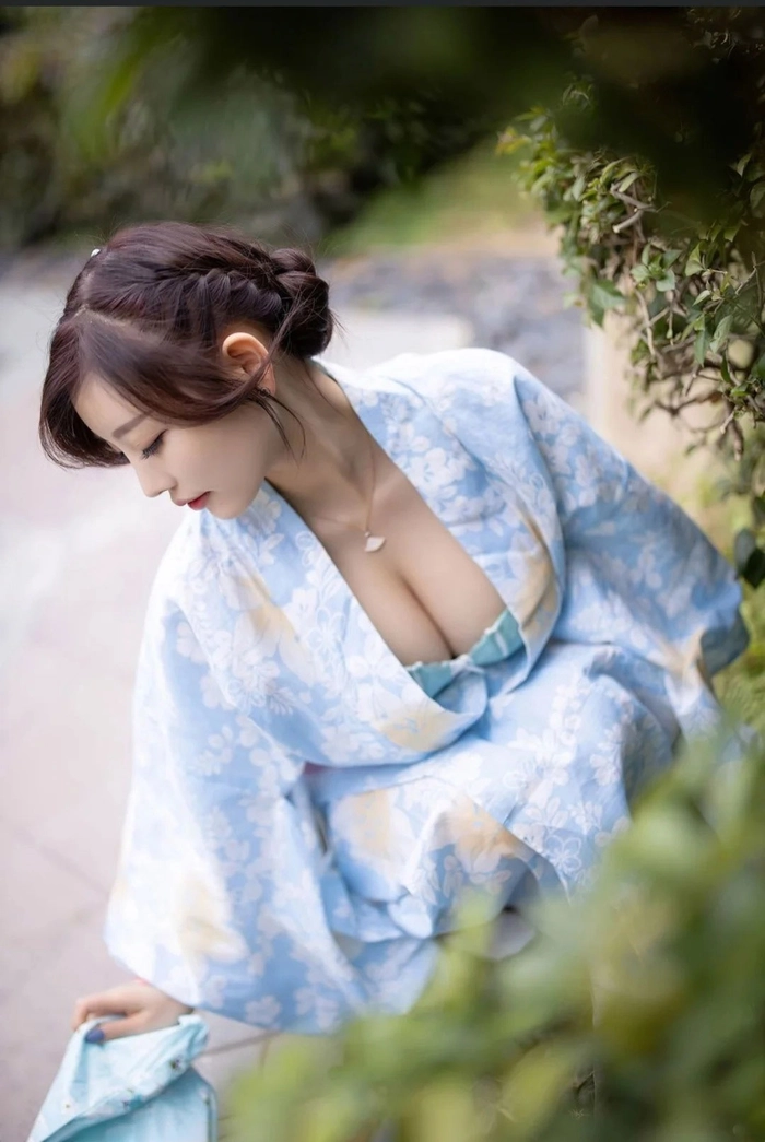 Gái xinh tạo dáng với kimono hở ngực