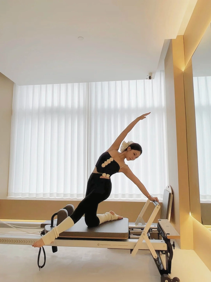 Gái xinh tập yoga phòng gym